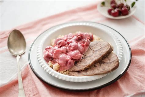 Tálalt főtt hús meggymártással és darával