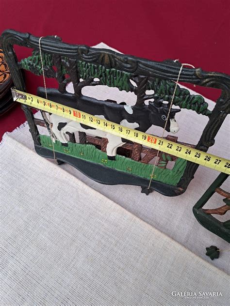 különböző stílusú és anyagú szakácskönyvtartók