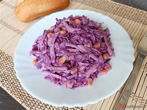 Lilakáposzta saláta alapanyagai