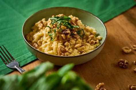 Gorgonzolás-diós fusilli friss bazsalikommal