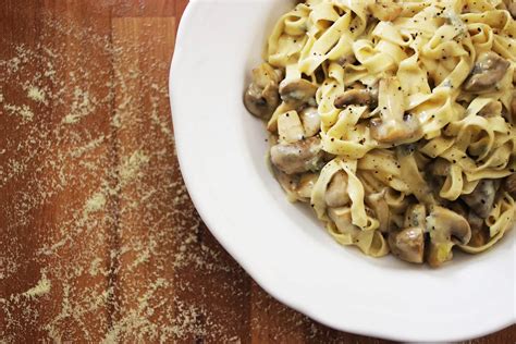 Tagliatelle gorgonzolával, pirított gombával és parmezánnal