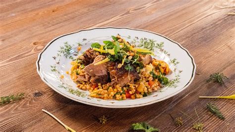 pihentetett steak szeletekre vágva körettel