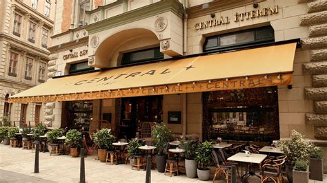 Kávé és desszert a Centrál Grand Café teraszán