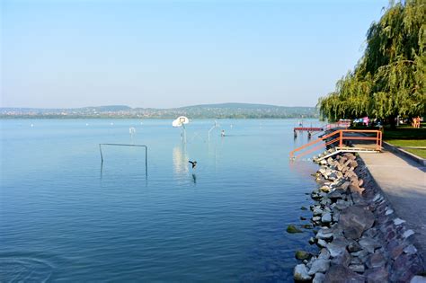 Balatonalmádi látképe a Balaton partjáról
