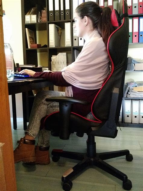 A gerinc helyes alátámasztása gamer székben
