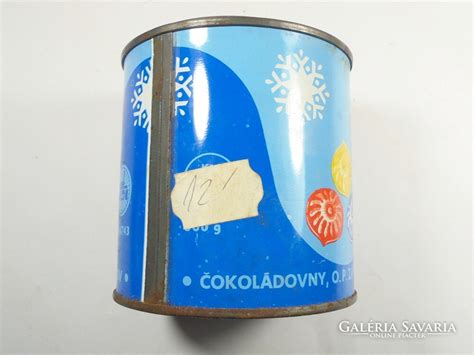 A nosztalgikus Szerencsi csokoládé csomagolása egy elegáns, régi stílusú asztalon