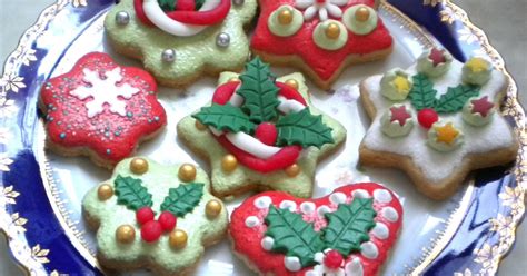 Különféle díszítésű mandulás kekszek