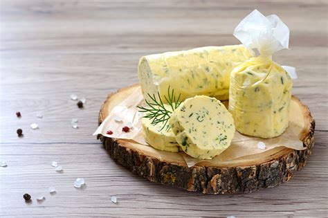 Különböző fűszervaj henger formában, csomagolva