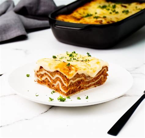 Rétegezett lasagne mikrohullámú sütőbe készítve
