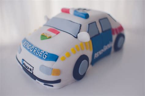 Kék-fehér rendőrautó torta díszítéssel