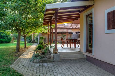 Egy család grillezik az apartman kertjében