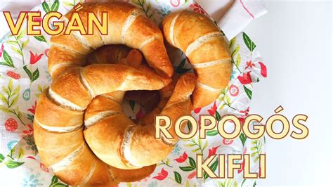 Vegán kifli fotója frissen sütve, sós-köménymagos feltéttel