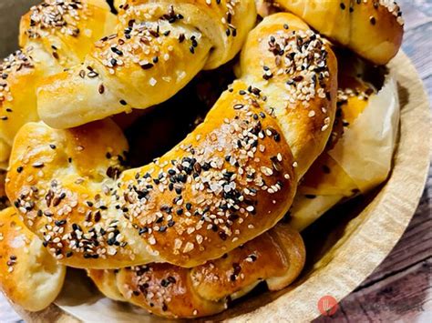 Kifli szezámmaggal szórt teteje közeli felvétel