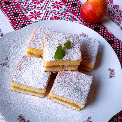 Vaníliás krémtúróval töltött pite szeletek