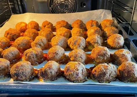 fasírt alapanyagok, mint hús, hagyma, tojás