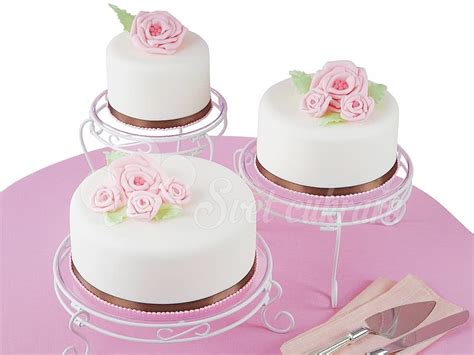 Többszintes torta állvány tortával
