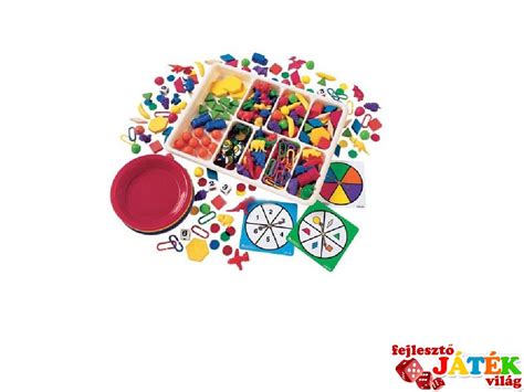 Fejlesztő játék készlet elemei szétszórva