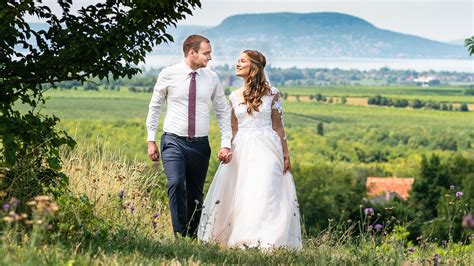 Vőfélyek esküvői játékokat vezetnek le