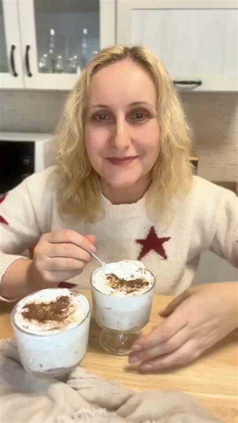 Desszert készítő, aki krémet rétegez egy tortára