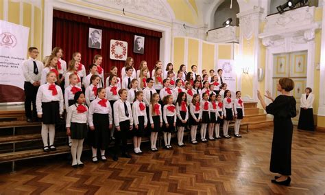 Kórusverseny pódiumon fellépő kórus
