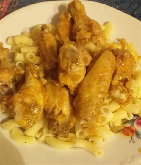 tejföles csirkeszárny pörkölt tányéron