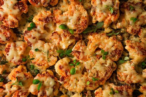 parmezános sült karfiol egy tálban