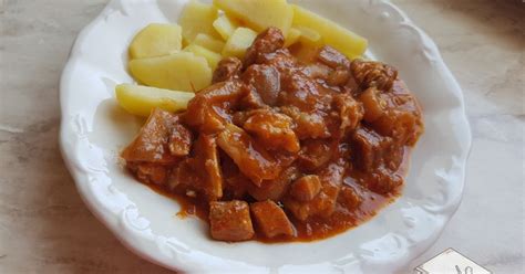 Csülökpörkölt körömmel, friss alapanyagokkal