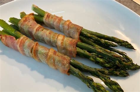 Grillezett spárga baconben