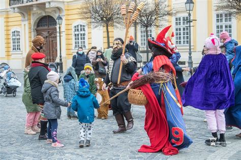 Vidám farsangi felvonulás jelmezes emberekkel