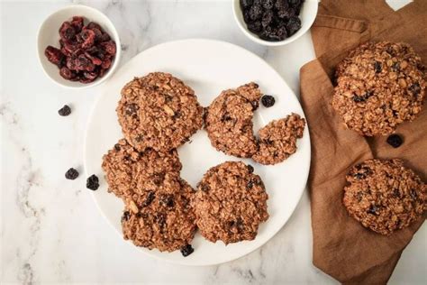 házilag készített flapjack szeletek aszalt gyümölcsökkel