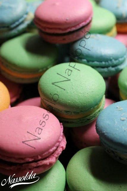 Válogatott macaronok színes tányéron