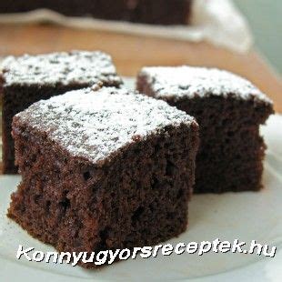 Kakaós piskótatészta sütőpapírral bélelt tepsiben