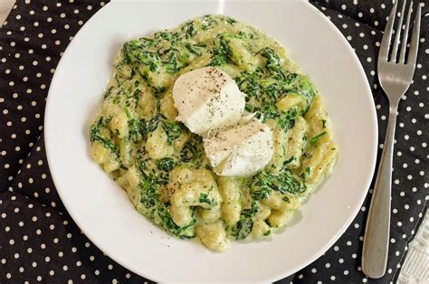 Spenótos-fetás gnocchi paradicsommal és bazsalikommal