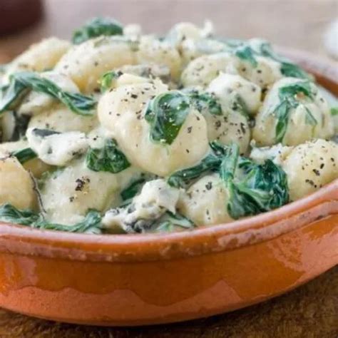 Vegetáriánus spenótos gnocchi tál