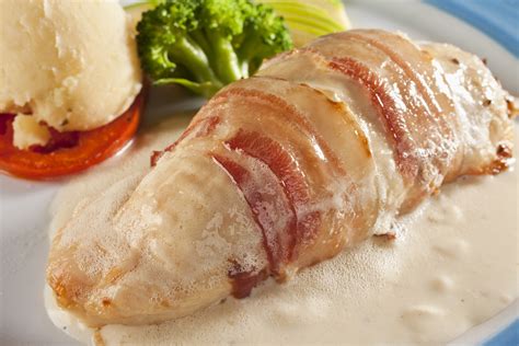 Pikáns csirkemell baconnel sajtmártással tálalva