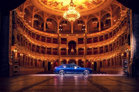 Az Operaház és egy BMW autó közös fotózása