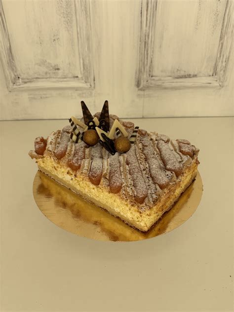 Történelmi bécsi cukrászda belső tere és süteménykínálata
