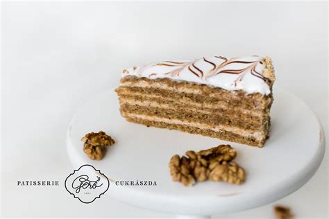 Klasszikus réteges Pischinger-torta szeletelve