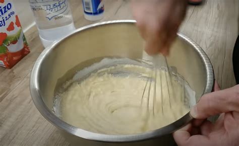 diagram a muffin készítésének folyamatáról: száraz és nedves hozzávalók egyesítése