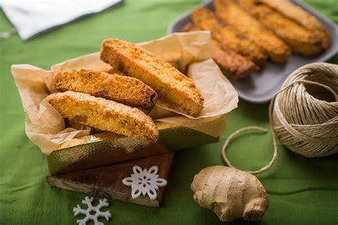 Gyömbéres biscotti egy csésze kávéval