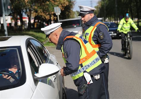 közúti ellenőrzés, rendőr és sofőr