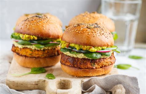 Vegán burger édesburgonya pogácsával és friss zöldségekkel