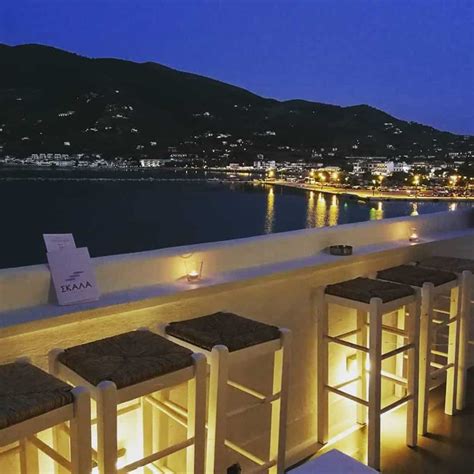 Tengerparti taverna esti fényekkel Sartiban
