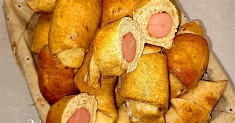 Teljes kiőrlésű virslis kiflik egy tálcán