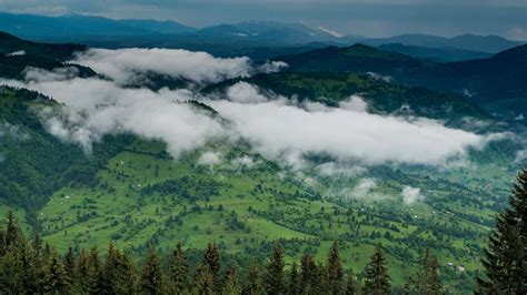 Székelyföld tájképe kerékpárral