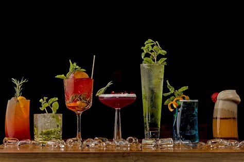 különböző mocktailok egy bárpulton