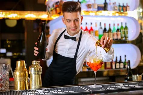 bártender mocktailt készít