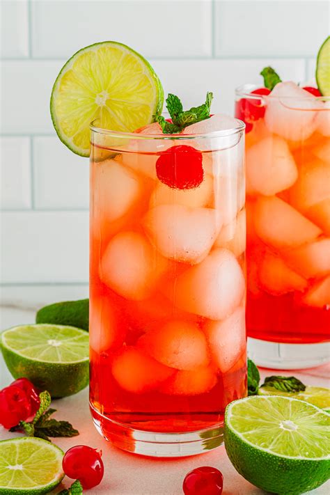 Shirley Temple mocktail egy pohárban