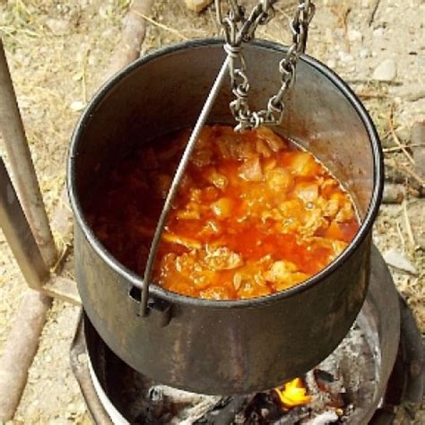 Bográcsban főtt pásztorleves