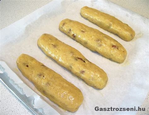 Szeletelt cantuccini rudak a tepsiben, második sütésre várva